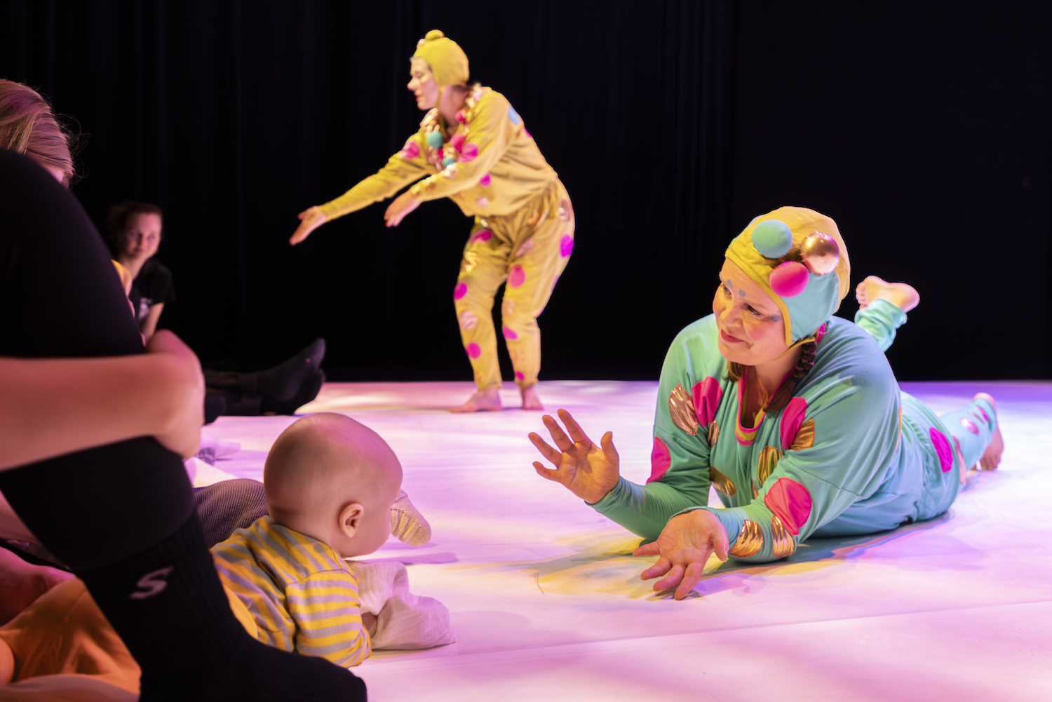 Vauvaperjantai 24.4.2026 klo 11 - Loiske Ensemble: Vauvavaltameri-tanssiteos